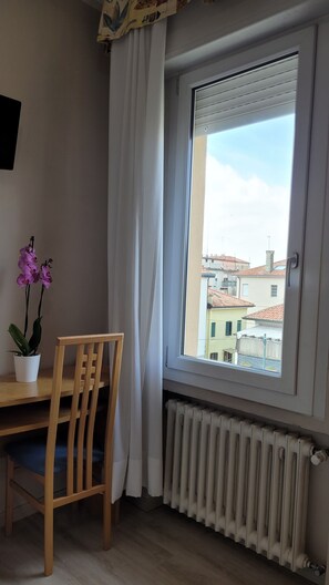 Kamar Triple | Seprai Frette Italia, tempat tidur Select Comfort, dan meja kerja