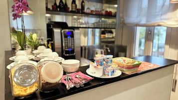 Colazione continentale, servita tutte le mattine (7 EUR a persona)