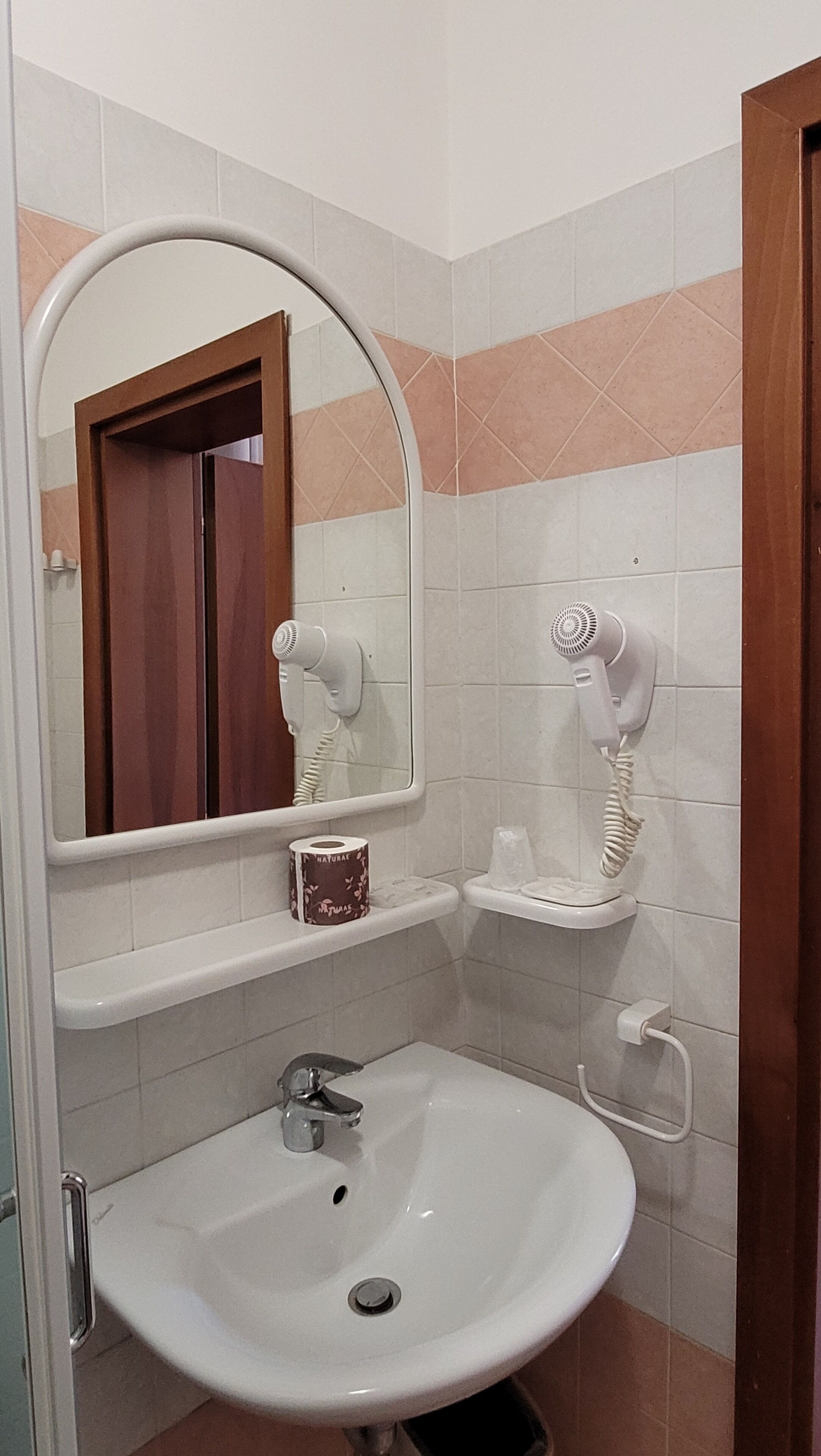 triple room | bathroom | shower, free toiletries, hair dryer, bidet