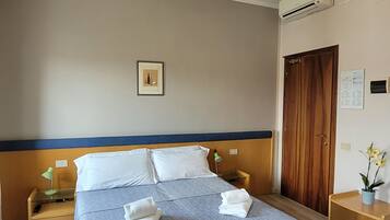 Habitación triple | Sábanas italianas Frette, camas Select Comfort y escritorio