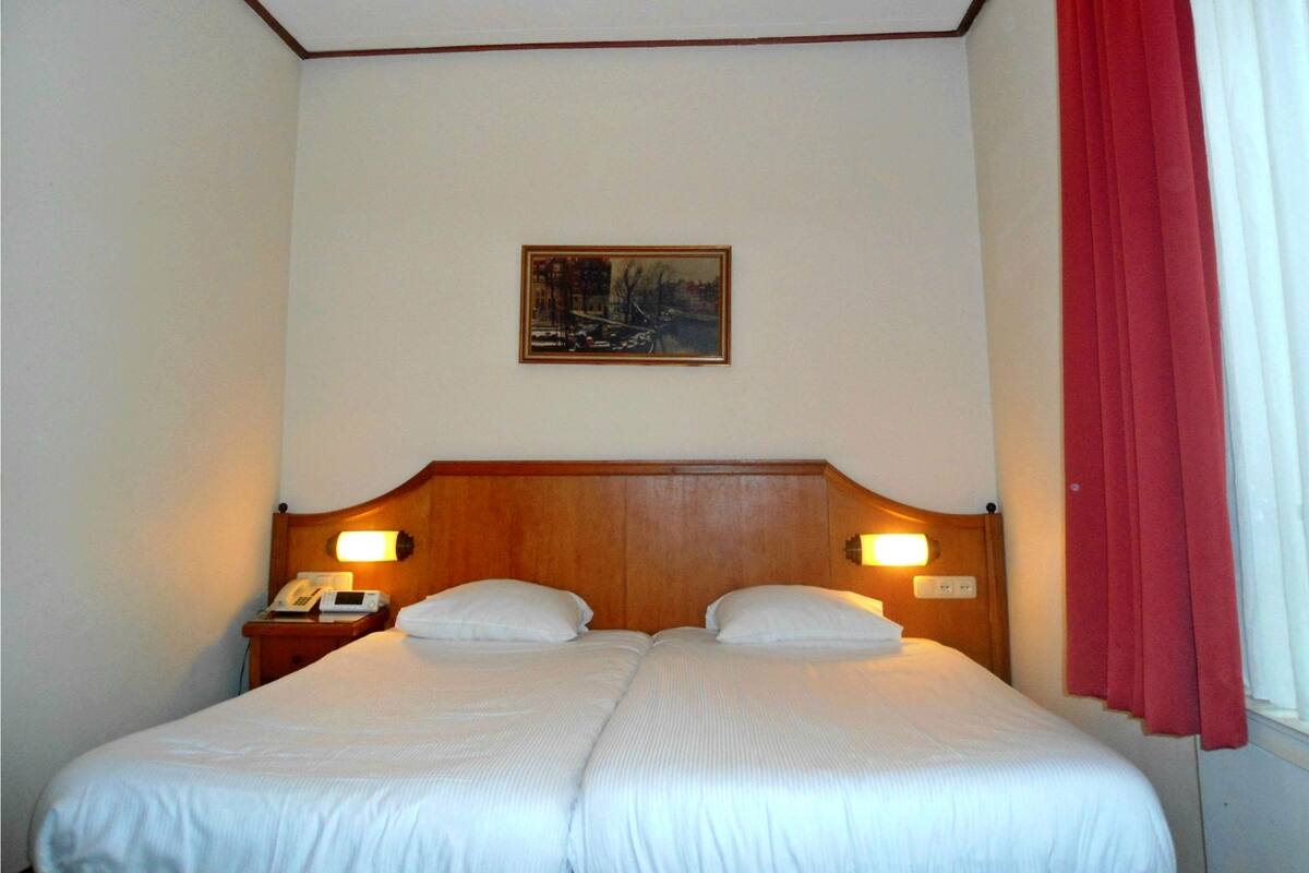 Standard Room, 1 Double Bed, Courtyard View | In-room safe, desk, rollaway beds, free WiFi
