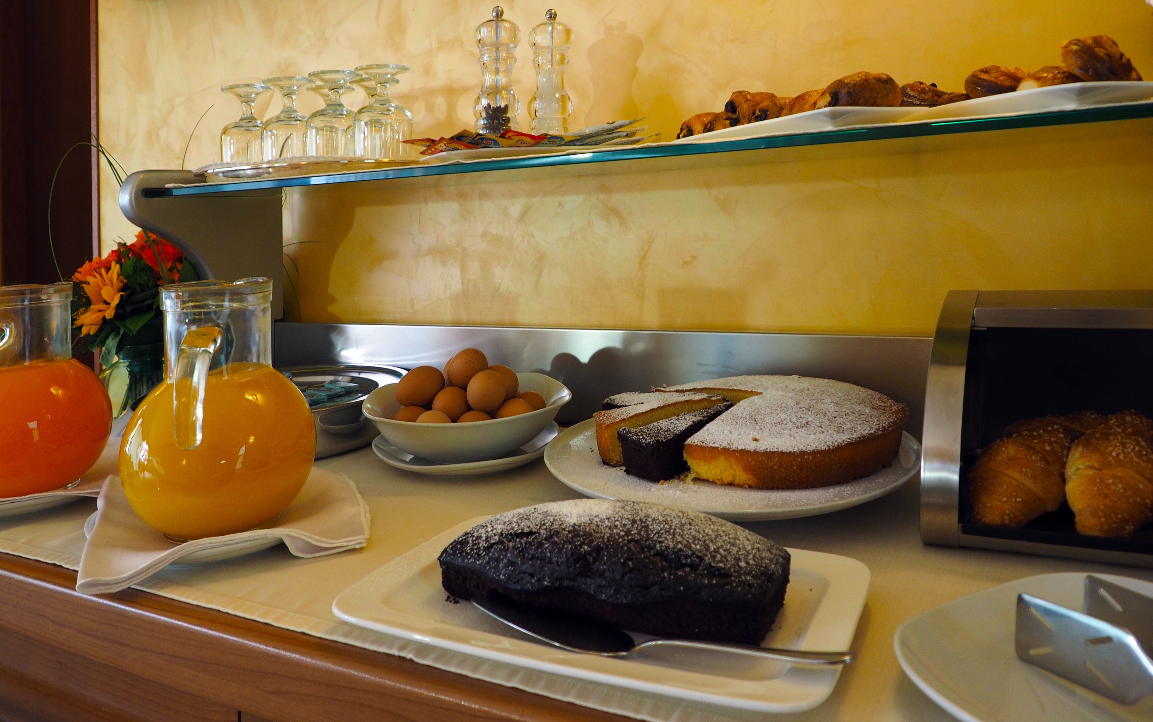 free buffet breakfast