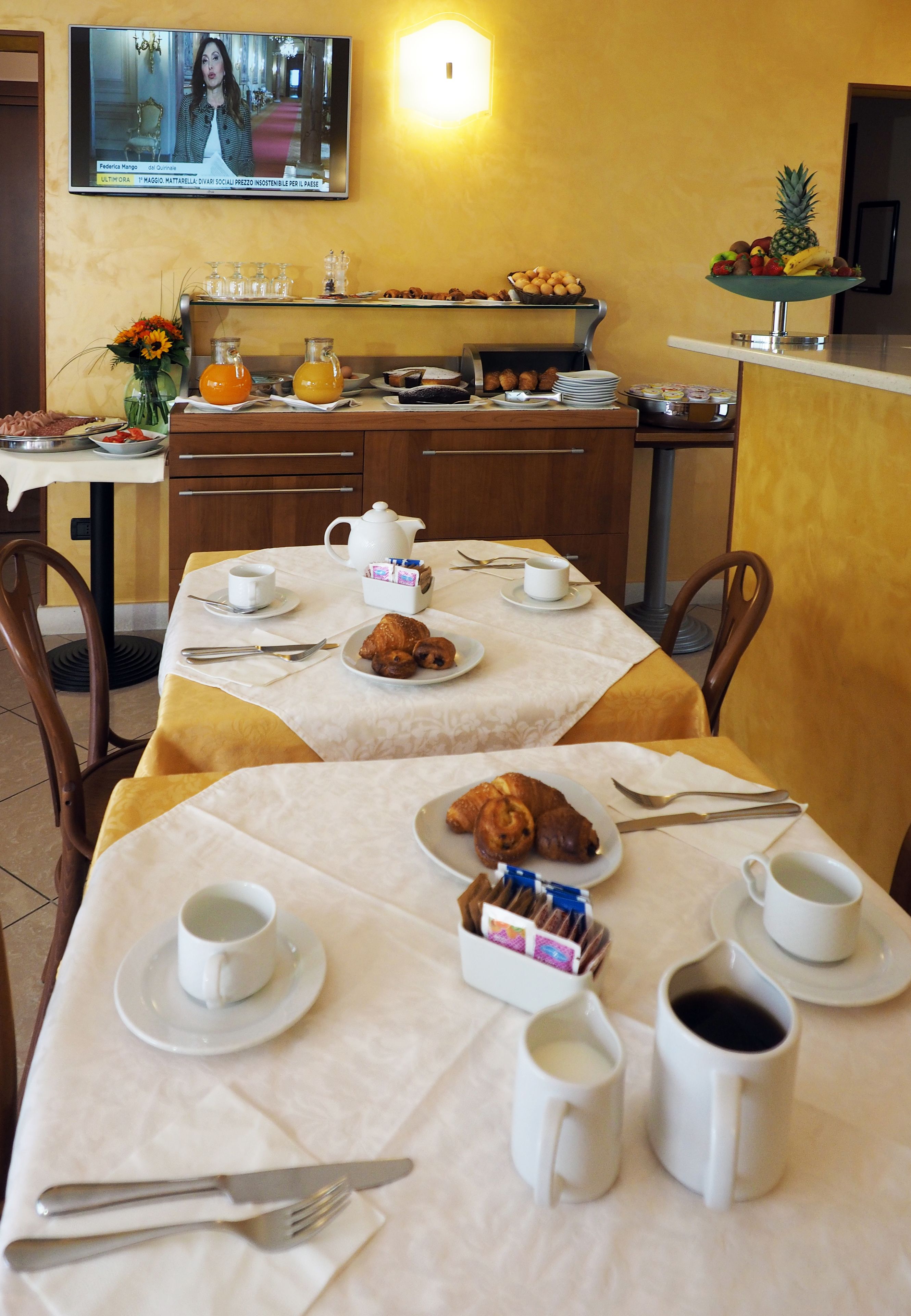 free buffet breakfast