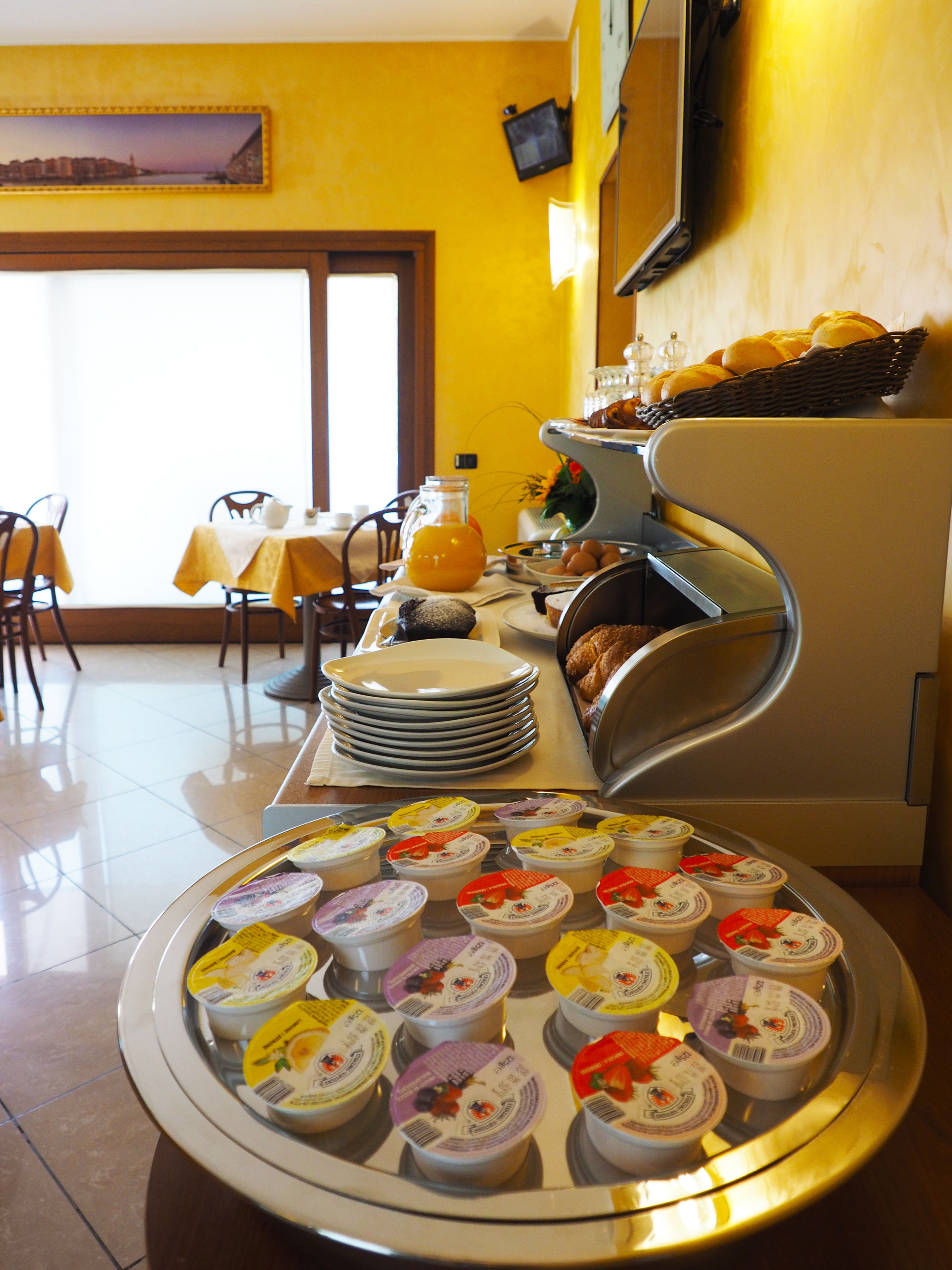 free buffet breakfast