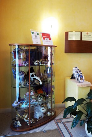 Interior entrance - Hotel Cris (Mestre)