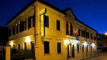 Façade de lâhĂ©bergement - soirĂ©e/nuit