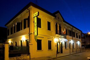 Front of property - evening/night - Hotel Cris (Mestre)