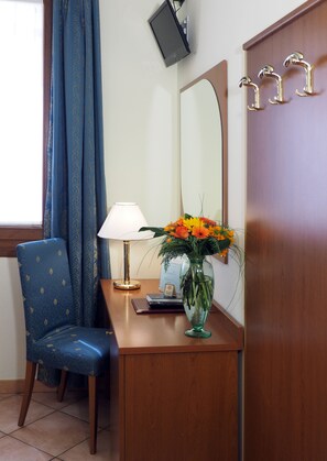 In-room safe, desk, laptop workspace, free WiFi - Hotel Cris (Mestre)