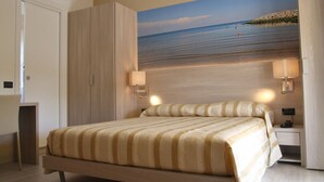 Quarto com cama, guarda-roupa, mesa de cabeceira e luminária na parede.