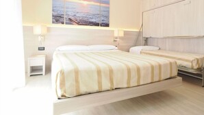 Quarto com cama, mesas de cabeceira, televisão na parede e guarda-roupa.