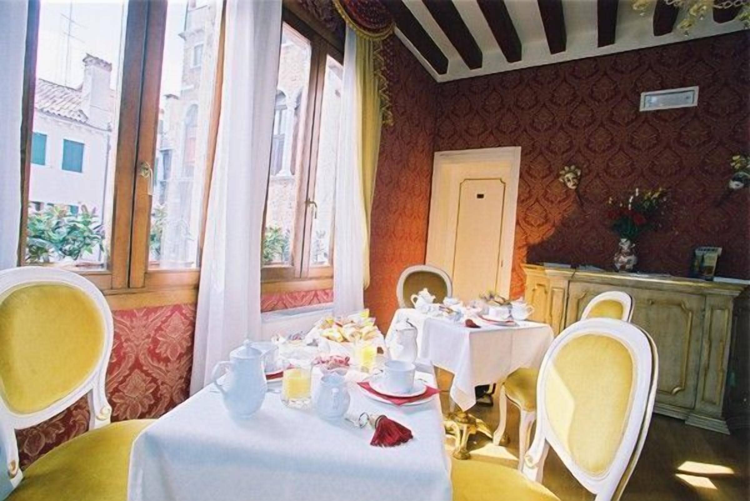 Café da manhã com buffet grátis todos os dias