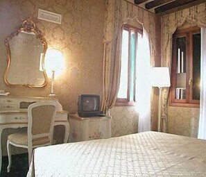 Double or Twin Room | Frette Italian sheets, minibar, in-room safe, free cribs/infant beds - Locanda Correr (Venice)