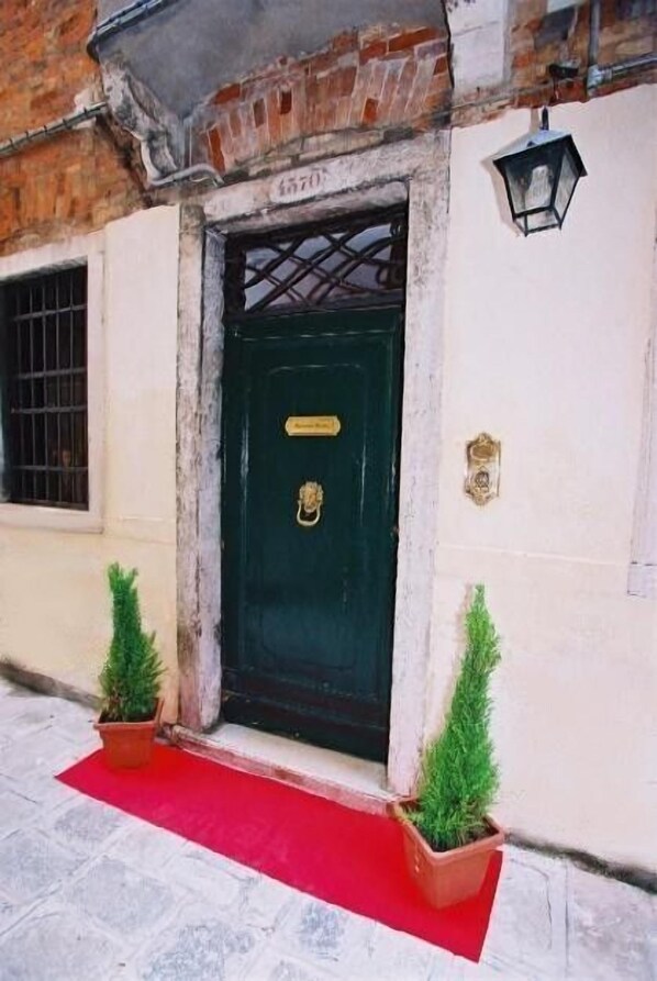 Property entrance - Locanda Correr (Venice)