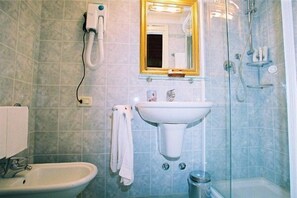 Double or Twin Room | Bathroom - Locanda Correr (Venice)