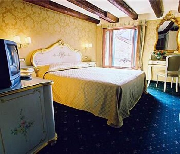 ملاءات إيطالية من طراز فريتي وميني بار وخزنة داخل الغرفة