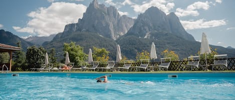 Inomhuspool, en sÀsongsöppen utomhuspool, parasoller och solstolar