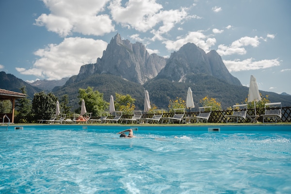 Innenpool, Außenpool (je nach Saison geöffnet), Sonnenschirme
