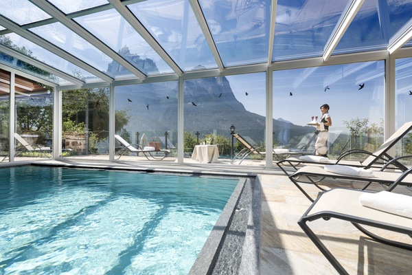 Innenpool, Außenpool (je nach Saison geöffnet), Sonnenschirme