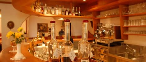 Una zona de bar con botellas de vino RONER sobre una bandeja.