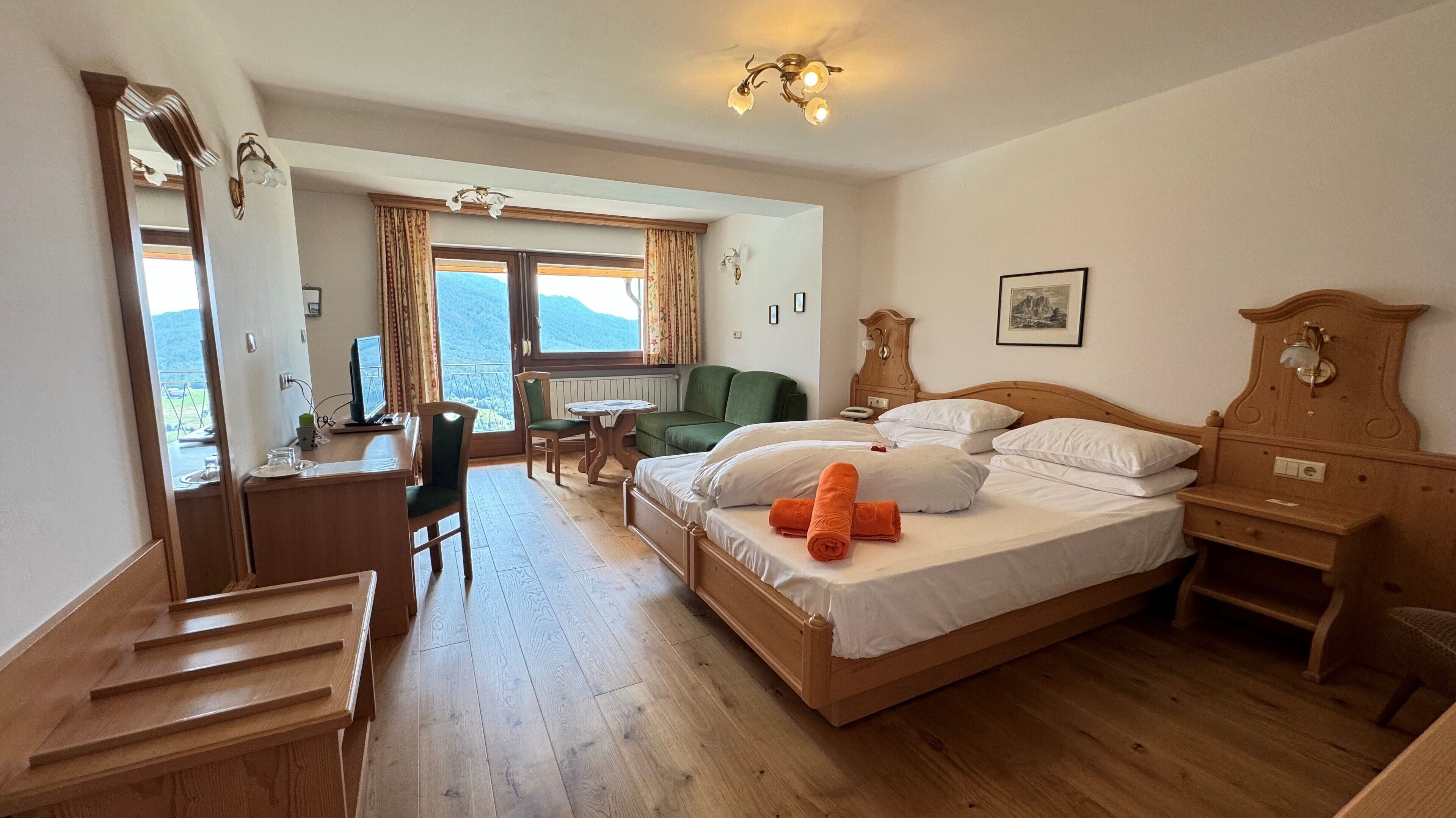 Camera Comfort con letto matrimoniale o 2 letti singoli, non fumatori, vista montagna (2 pax) | Una cassaforte in camera, una scrivania, postazione laptop