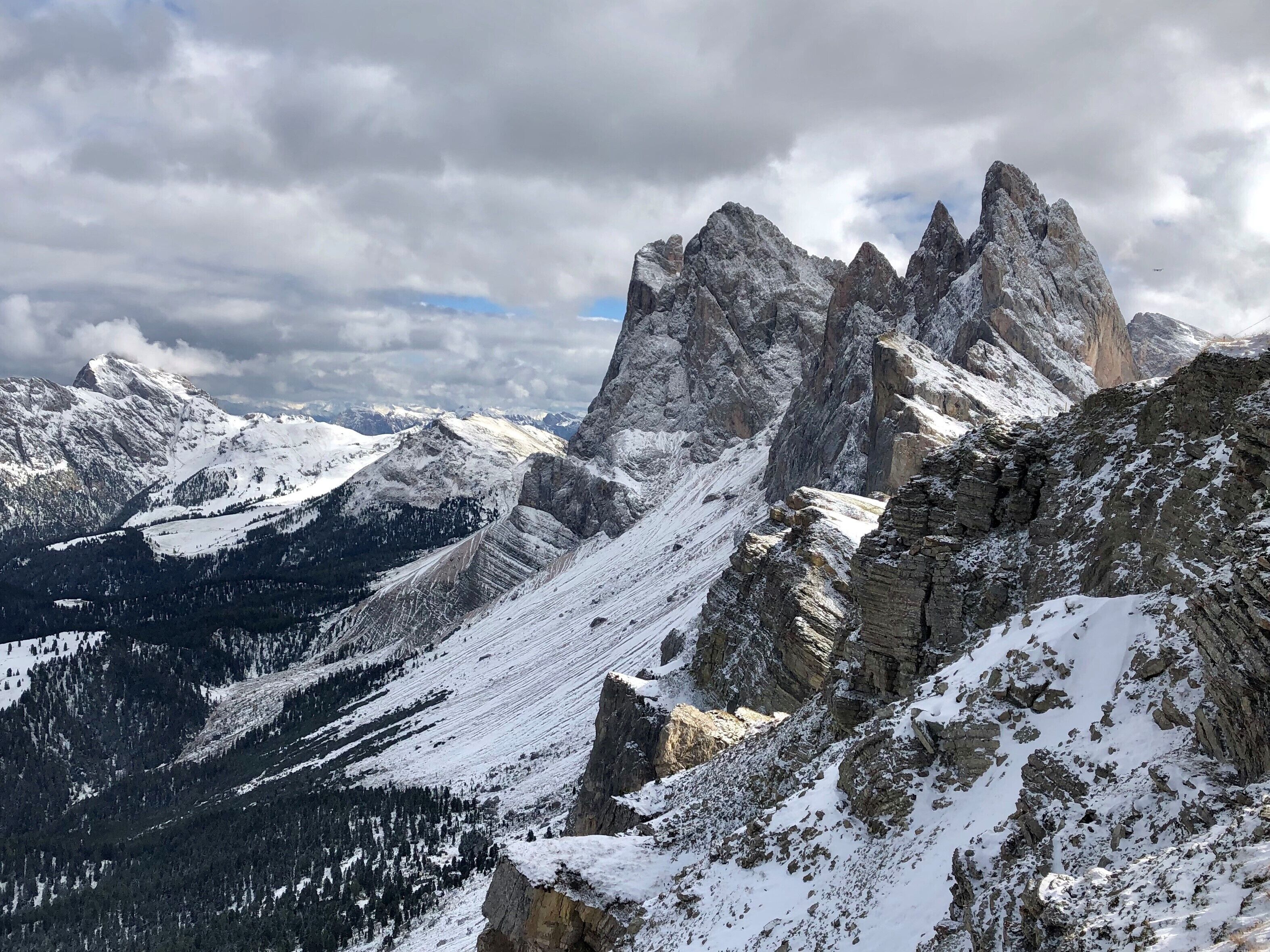 Eine gebirgige Landschaft mit schneebedeckten Gipfeln und felsigem Gelände.