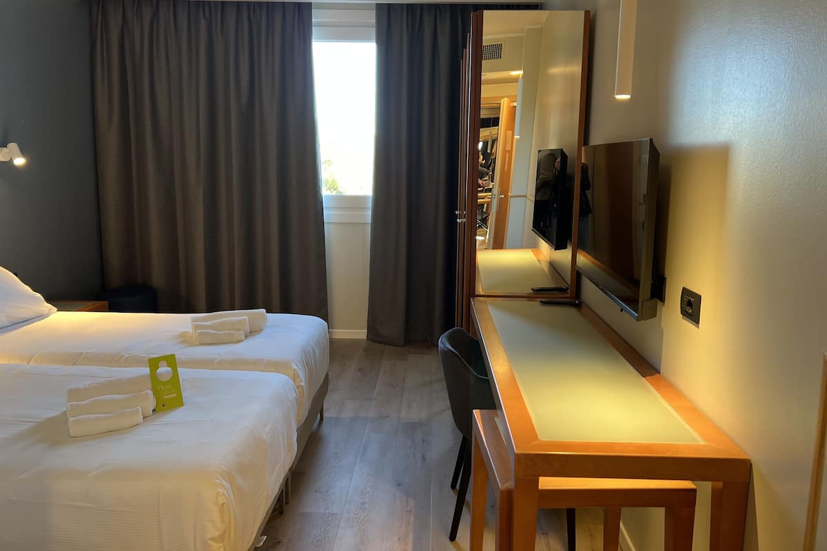 Twin Room | In-room safe, desk, soundproofing, free WiFi