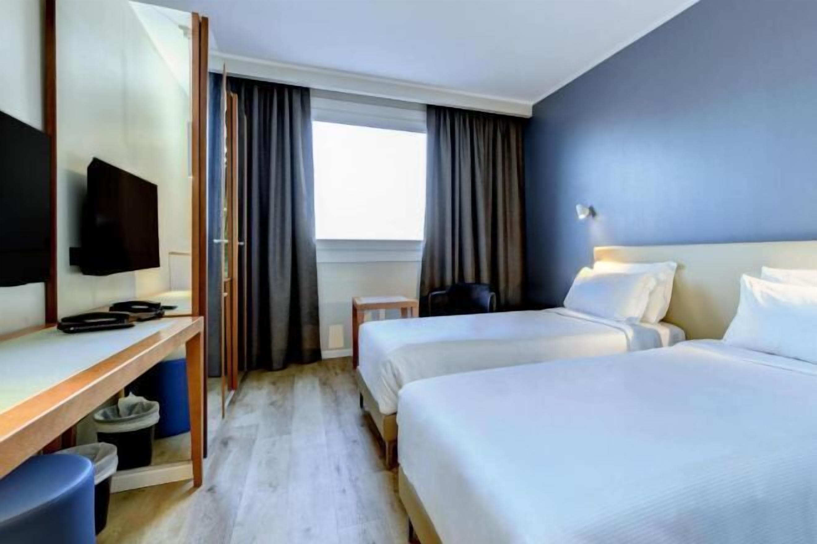 In-room safe, desk, soundproofing, free WiFi