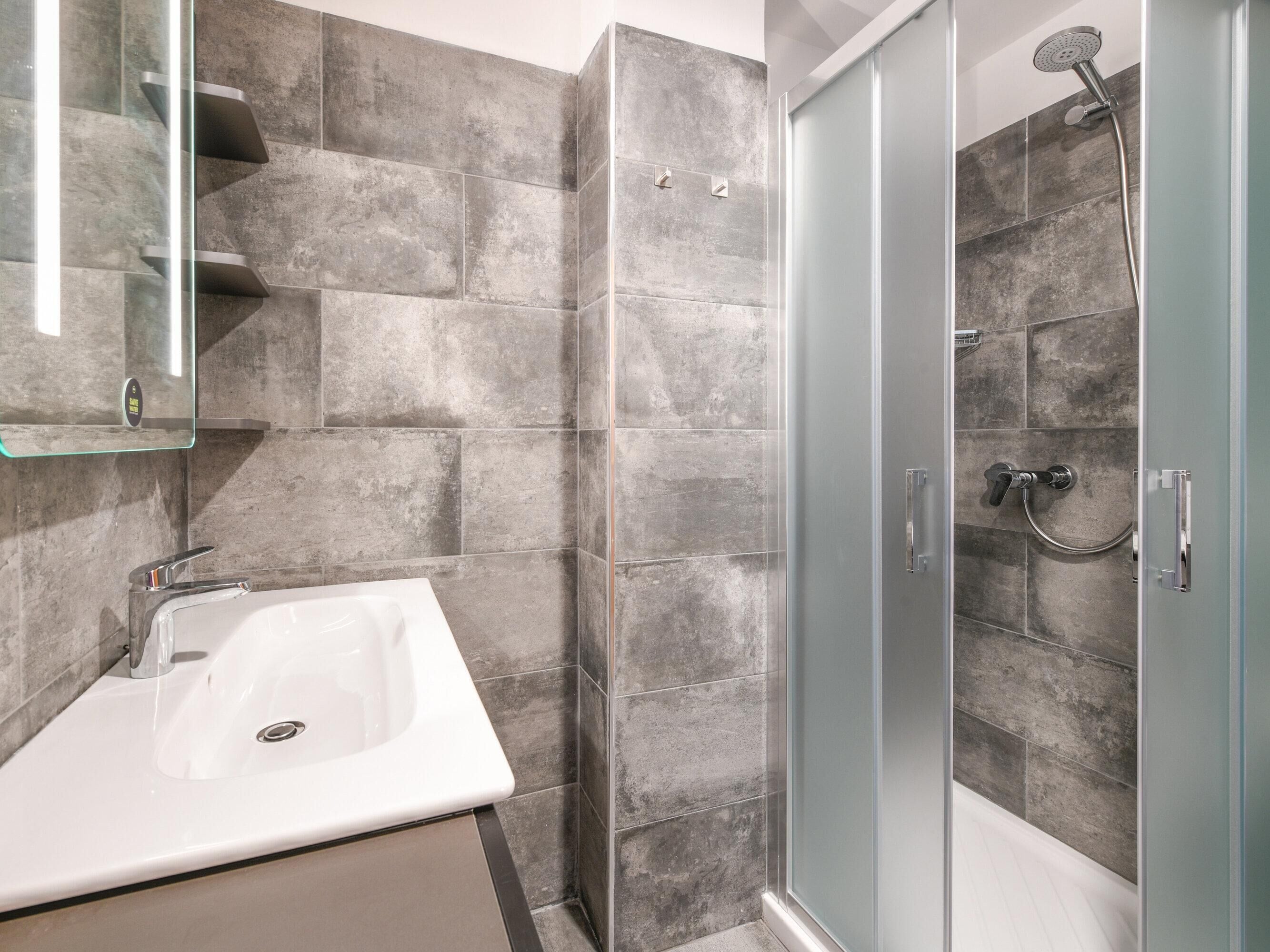 Doccia, set di cortesia gratuito, asciugacapelli, bidet