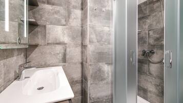 Doccia, set di cortesia gratuito, asciugacapelli, bidet