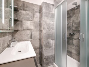 Regadera, amenidades de baño gratuitas, secadora de cabello, bidet 