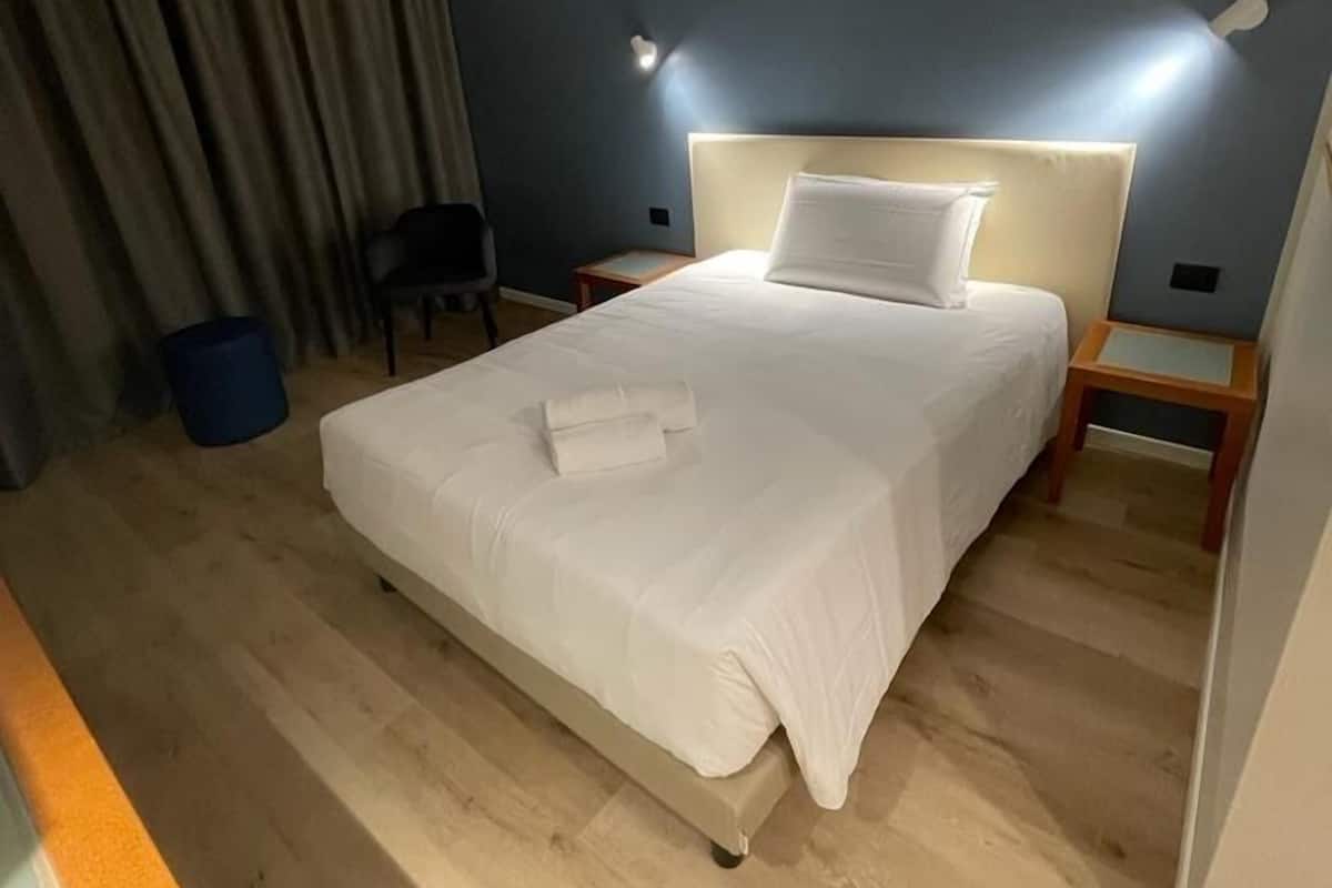 Superior Single Room | In-room safe, desk, soundproofing, free WiFi