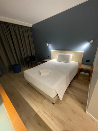 Caja de seguridad en la habitación y escritorio