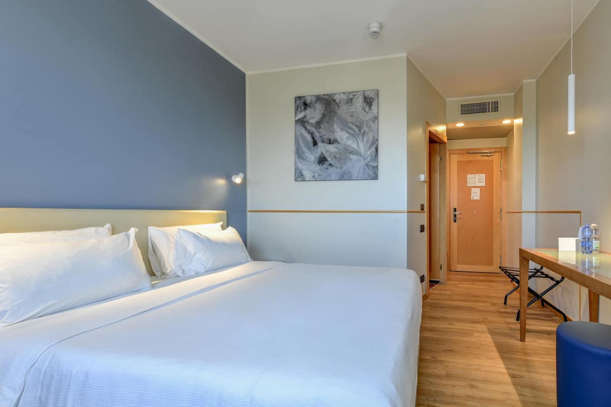 Coffre-fort, bureau, systĂšme dâinsonorisation, accĂšs au Wi-Fi (inclus)