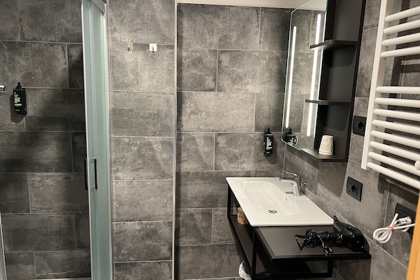 Ducha, artículos de higiene personal gratuitos, secador de pelo y bidé