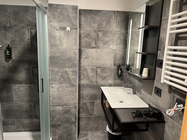 Shower, free toiletries, hair dryer, bidet - B&B Hotel Quarto d'Altino  (Quarto d'Altino)