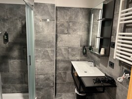 Ducha, artículos de higiene personal gratuitos, secador de pelo y bidé