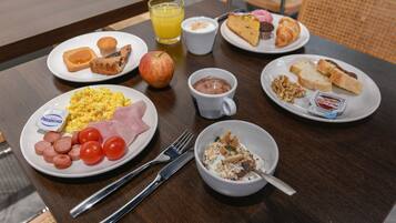 Desayuno buffet diario (EUR 9.50 por persona)