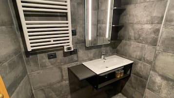 Superior Single Room | Bathroom | Shower, free toiletries, hair dryer, bidet