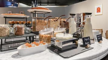 Frukostbuffé varje dag (EUR 9.50 per person)
