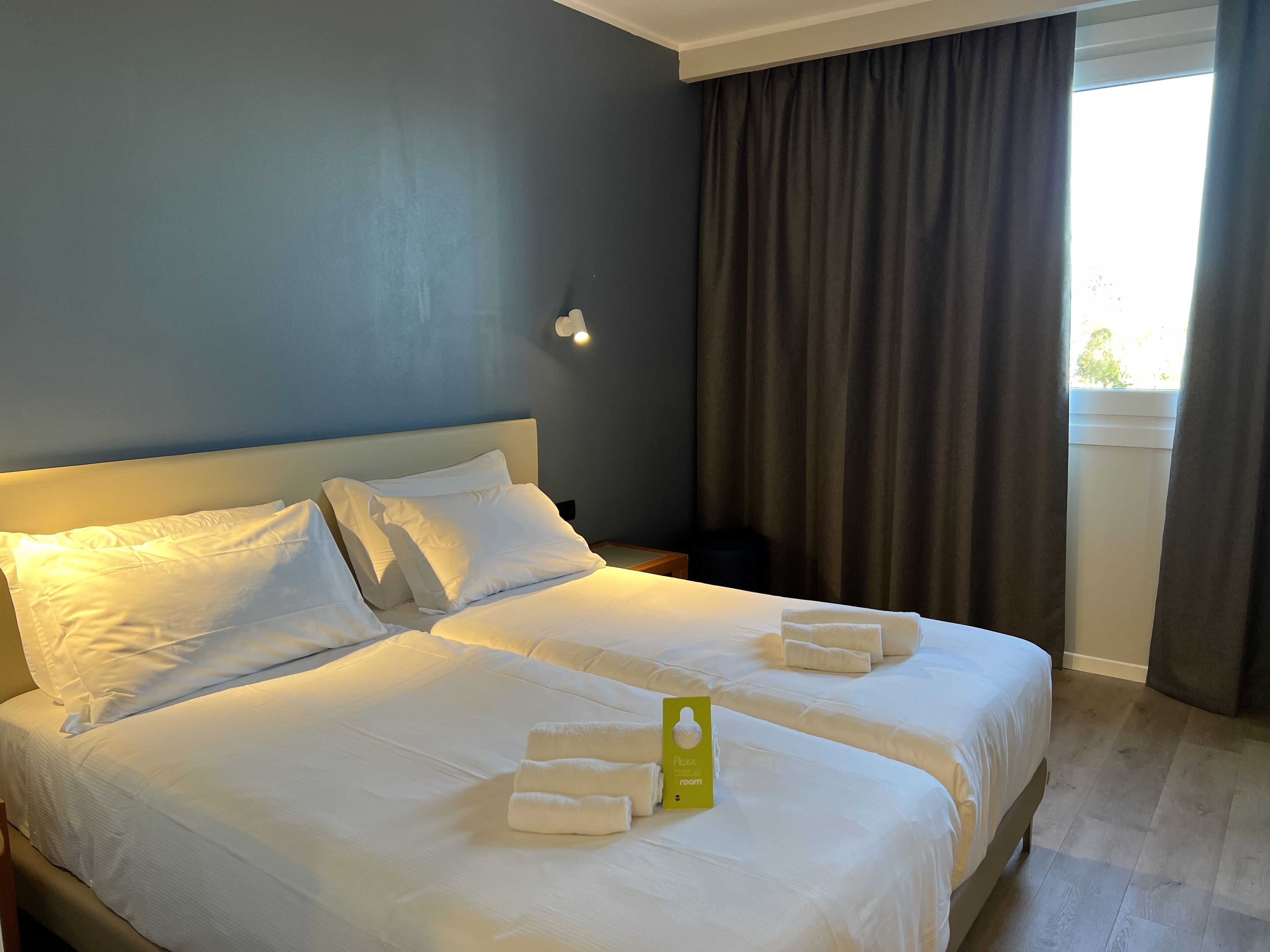 double room | 1 bedroom, in-room safe, desk, soundproofing