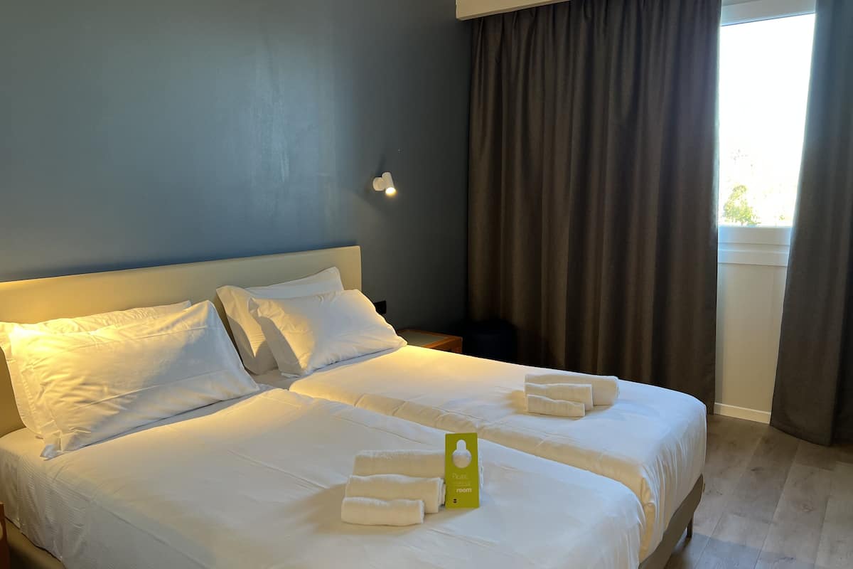 double room | 1 bedroom, in-room safe, desk, soundproofing