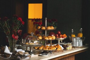 Tägliches Frühstücksbuffet gegen Gebühr