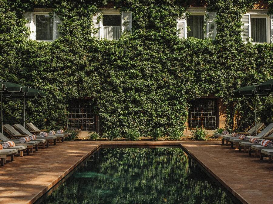 En säsongsöppen utomhuspool