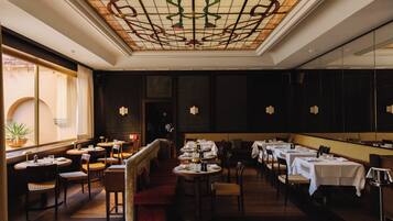 Frokost serveres, lokale og internasjonale retter