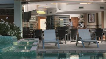 Bar junto a la piscina