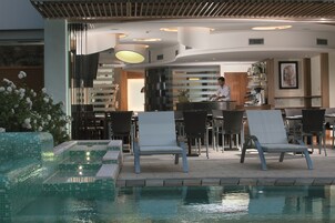 Bar junto a la piscina