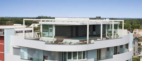 Piscine couverte, piscine extérieure