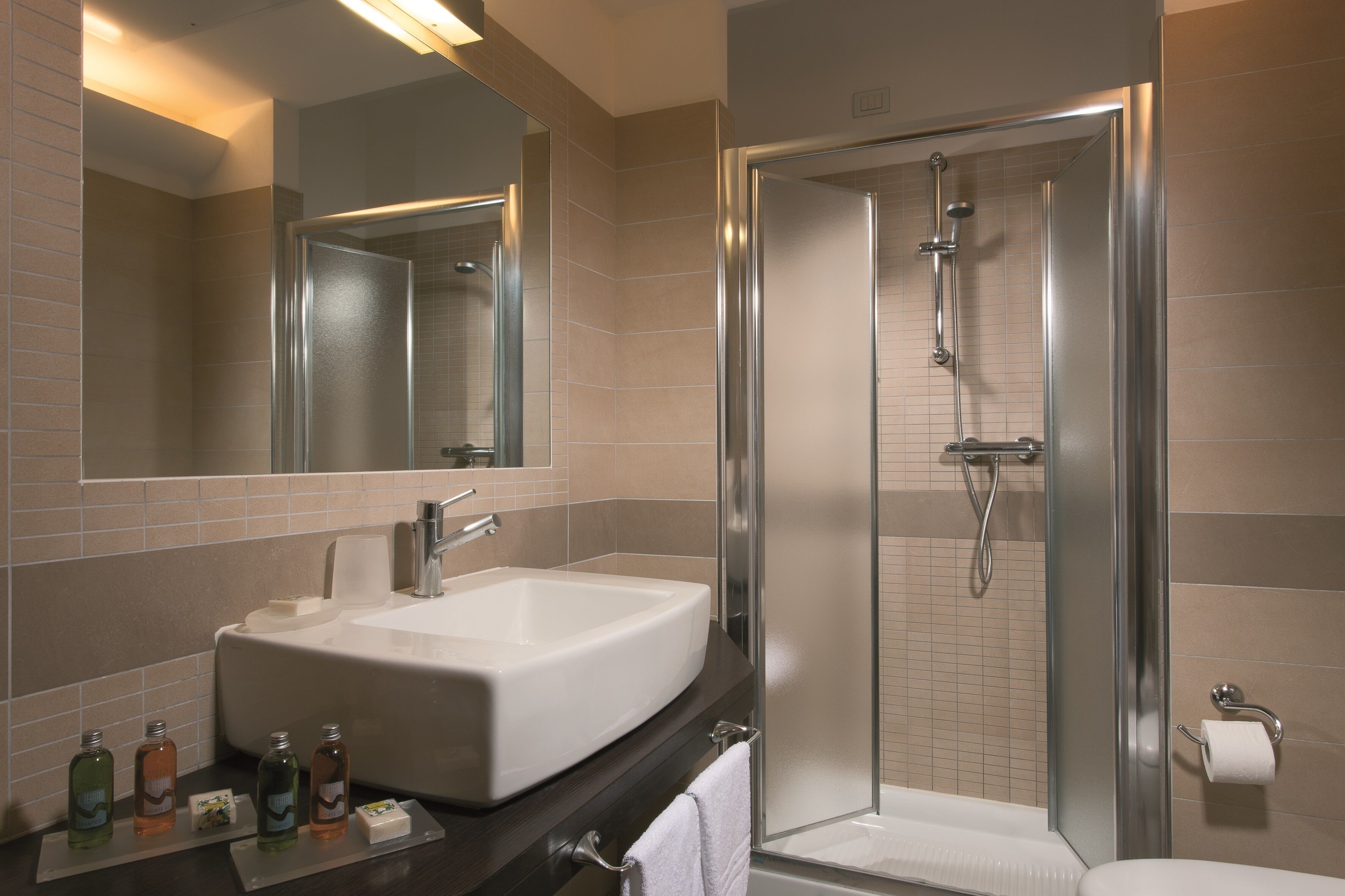 deluxe suite (4 people) | bathroom | free toiletries, hair dryer, bidet, towels