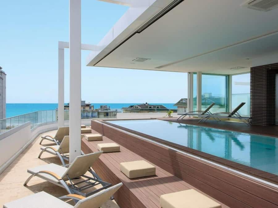 Una piscina cubierta, una piscina al aire libre