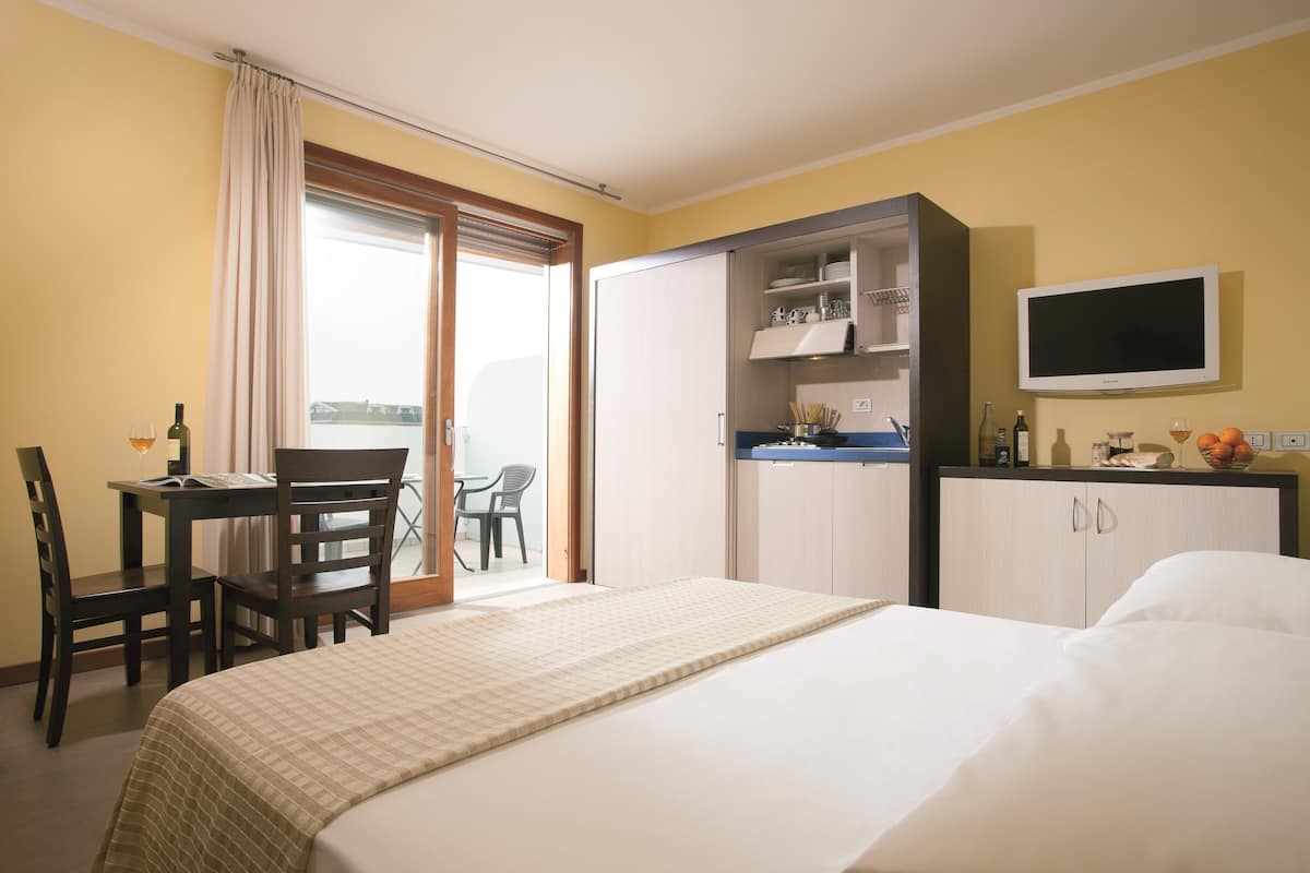 Double Room | Peti besi dalam bilik, meja, kalis bunyi, seterika/papan seterika